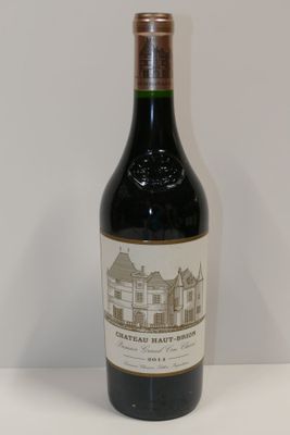 une bouteille de vin posée sur une table