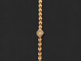 une montre-bracelet en or sur fond noir