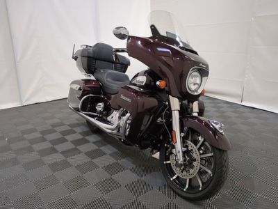 une moto garée sur un sol en damier