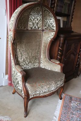a chair that is sitting in the corner of a room
