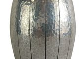 un vase en argent orné d'un motif sur fond blanc