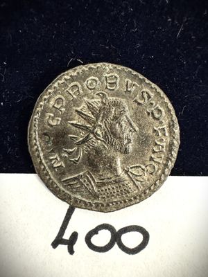 une pièce d'argent sur laquelle figure l'image d'un homme