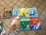 de nombreux livres pour enfants éparpillés par terre