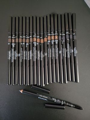 a close up of a bunch of pencils sitting on top of a table