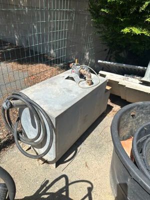 une petite machine posée par terre près d'une clôture