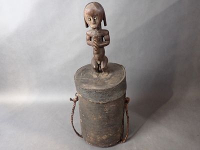 FANG , BYERI, BETSI, gardien de reliquaire avec sa boite à o…