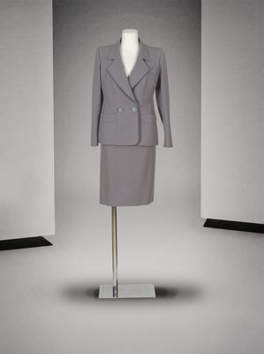une photo d'une robe et d'une veste sur un mannequin