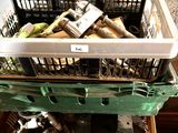 un panier rempli d'outils posé sur une table