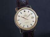 Gros plan sur une montre-bracelet avec un bracelet marron