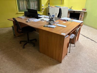 un bureau avec un ordinateur dans le coin d'une pièce
