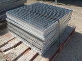 une pile de grilles en acier posée sur une palette