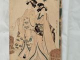 une vieille photo représentant une femme vêtue d'un kimono tenant un éventail
