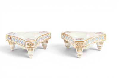 paire de bougeoirs anciens en porcelaine, décorés de motifs bleus et blancs