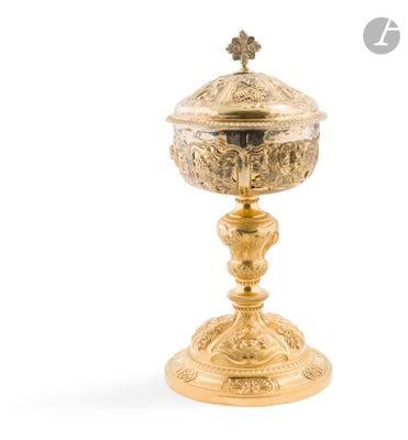 une coupe plaquée or surmontée d'une croix