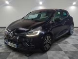 la voiture noire est garée dans le garage sur un sol en damier