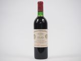 bouteille de vin rouge avec bouchon rouge sur fond blanc
