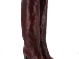 Ces bottes sont en cuir et ont un talon haut.