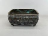 un vieux pot en bronze recouvert d'une couche verte