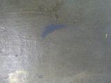 un parapluie bleu posé par terre sous la pluie