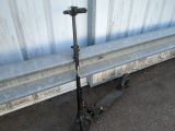 un scooter posé sur le sol à côté d'un mur