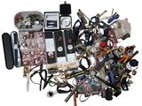une pile d'objets assortis sur une surface blanche