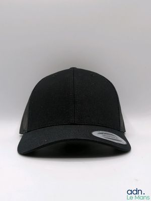 un gros plan d'une casquette de baseball noire sur fond blanc