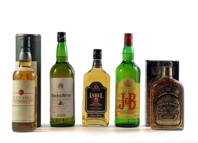 Plusieurs bouteilles d'alcool sont alignées sur une surface blanche