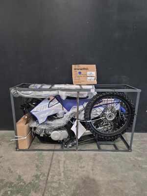 une moto posée sur un chariot dans le garage