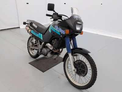 une moto noire et bleue garée dans un garage