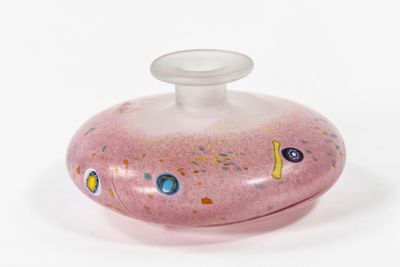 MDINA Malte - Vase à panse aplatie en verre rose à décor de …