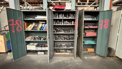 deux armoires de rangement ouvertes contenant des outils, dans un garage