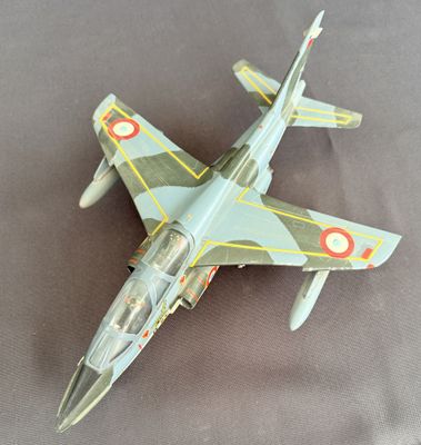 une maquette d'avion de chasse posée sur une table