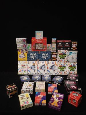 de nombreux types de bonbons et de boîtes de bonbons sur la table