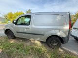 une camionnette garée sur le côté de la route