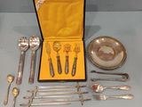 un service d'argenterie dans un coffret posé sur une table