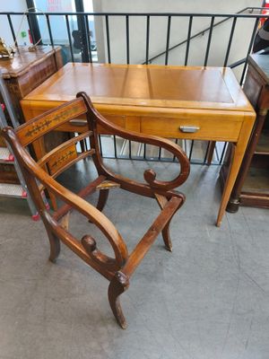 un bureau et une chaise dans une pièce dotée d'un balcon