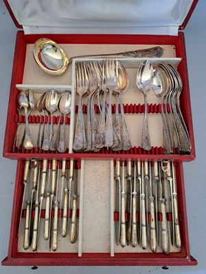 une boîte rouge contenant des couverts sur une table