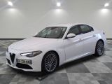 une photo d'une berline Alfa blanche garée dans un showroom