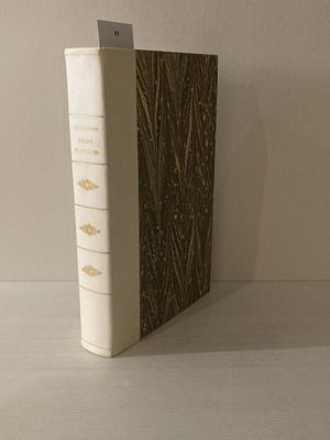 un livre posé sur une table près d'un mur