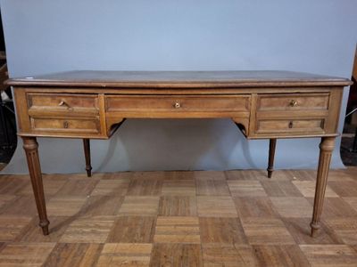 un bureau en bois surmonté de deux tiroirs