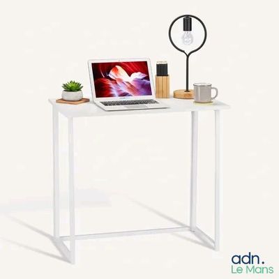 un bureau blanc sur lequel se trouvent un ordinateur portable et une lampe