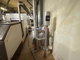 une pièce remplie de cartons et d'un chauffe-eau