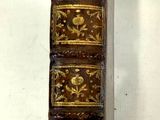 un livre posé sur une table, avec une étiquette de prix