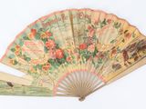 un vieux ventilateur orné de fleurs, posé sur un fond blanc