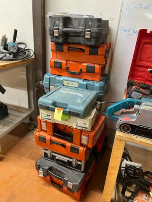 de nombreux types d'outils empilés les uns sur les autres
