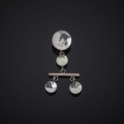 Jacques GAUTIER (1924-2004). Pendentif en métal argenté, com…