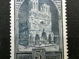 un vieux timbre-poste sur lequel figure une cathédrale en arrière-plan