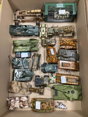 une boîte remplie de véhicules militaires miniatures et d'autres objets