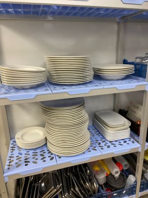 Lot de vaisselle empilée, comprenant assiettes plates, creus… - Photo 1