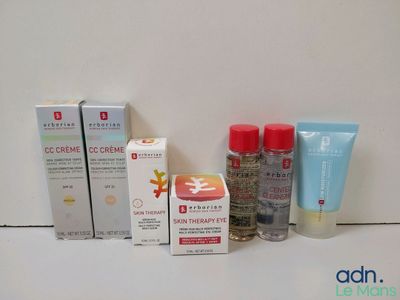 de nombreux types de produits de soins de la peau exposés sur une étagère